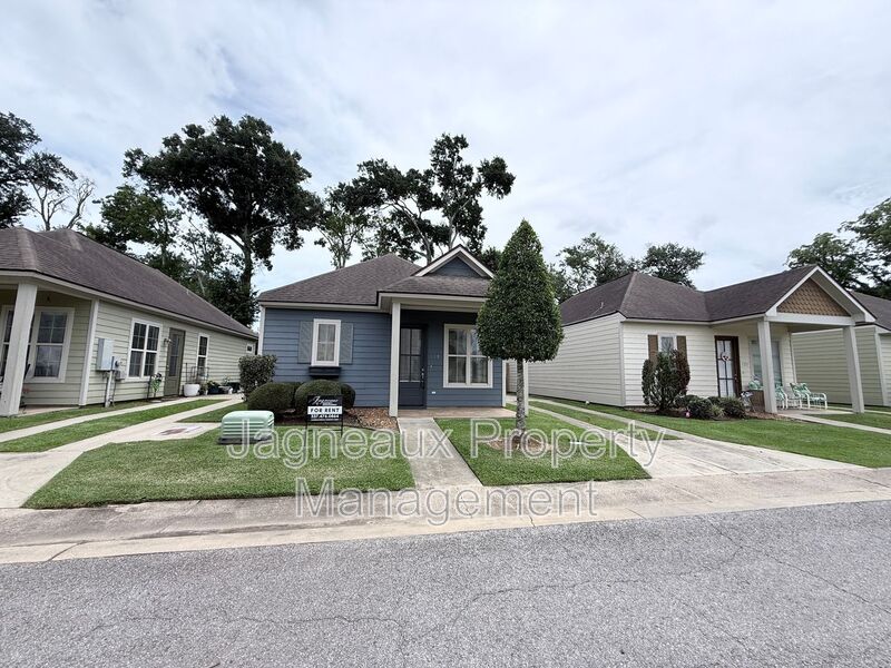 Lafayette House: 119 Shallowford Dr