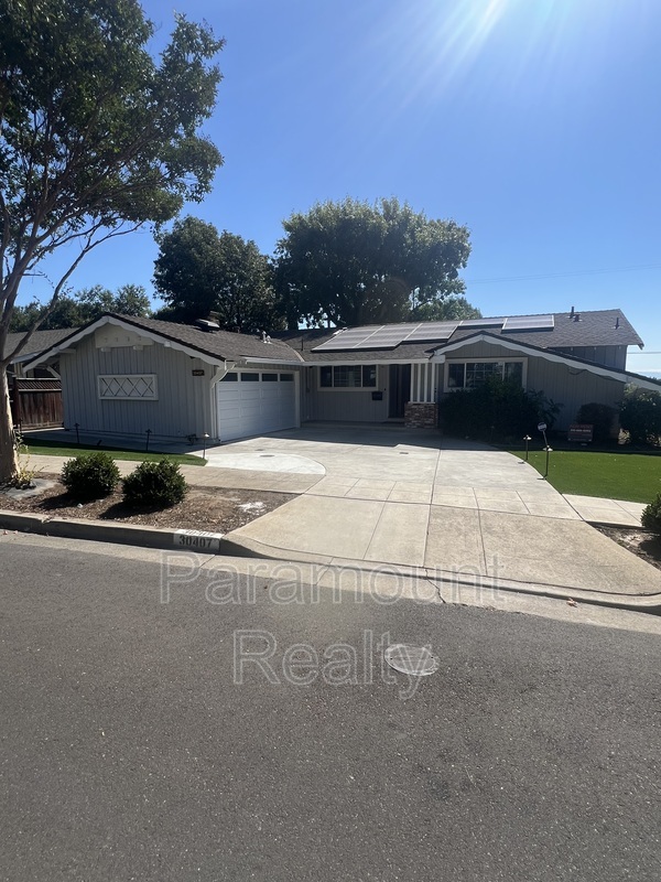 Hayward House: 30407 Treeview St