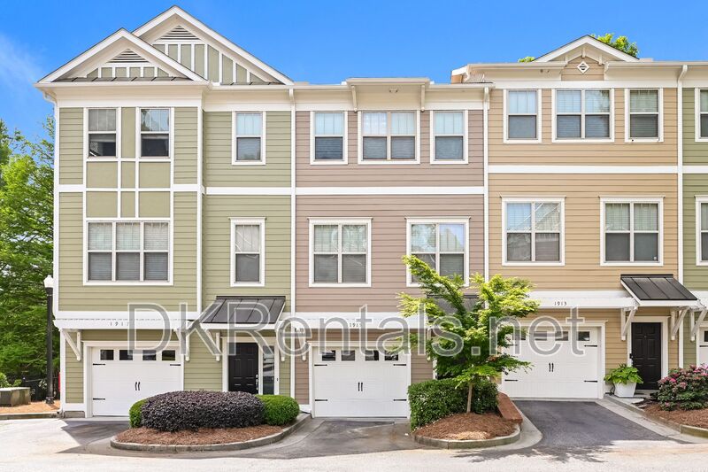 Atlanta House: 1915 Sterling Oaks Cir NE