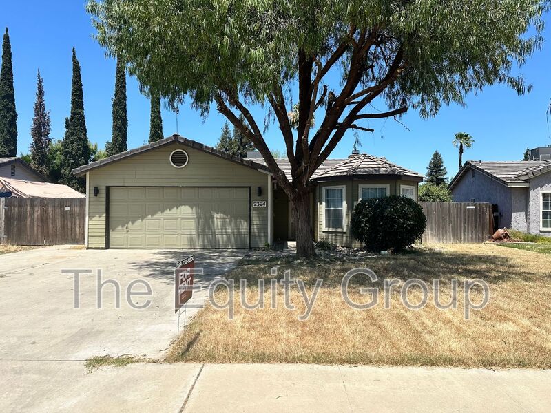 Visalia House: 2324 West Delta Ave