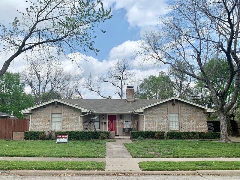 Irving House: 505 E Scotland Dr
