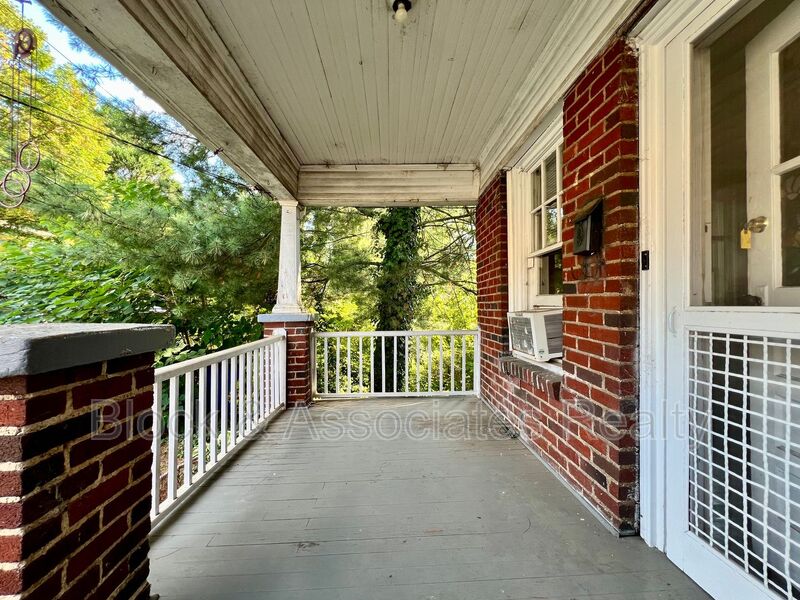 Winston-Salem House: 120 S. Poplar Street