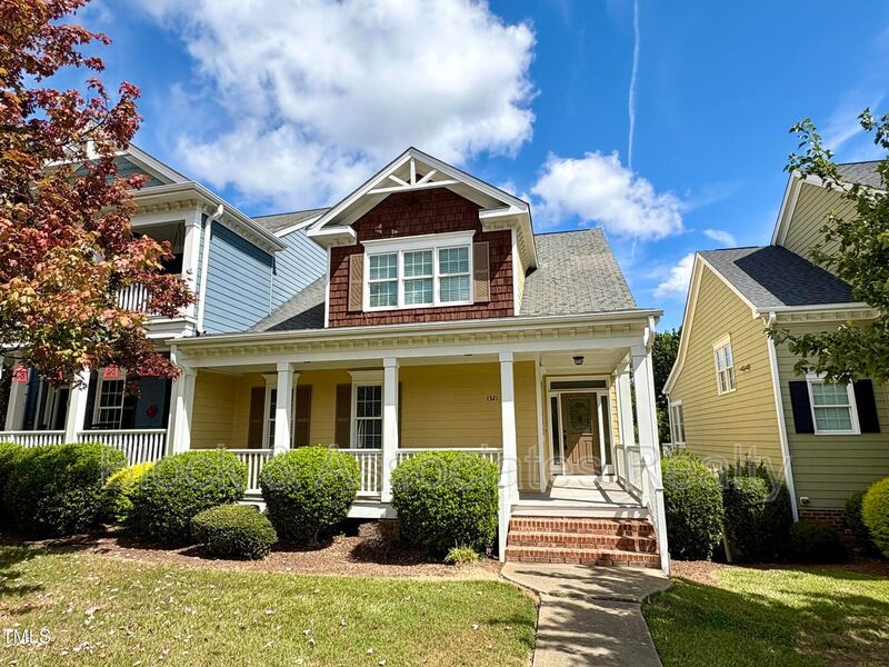 Apex House: 1321 Center Street