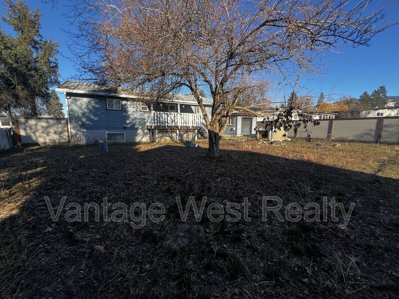 Kelowna House: 575 Jaschinsky Road