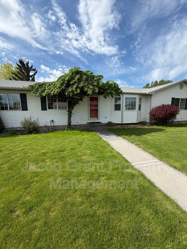 Idaho Falls House: 560 S Randy Dr