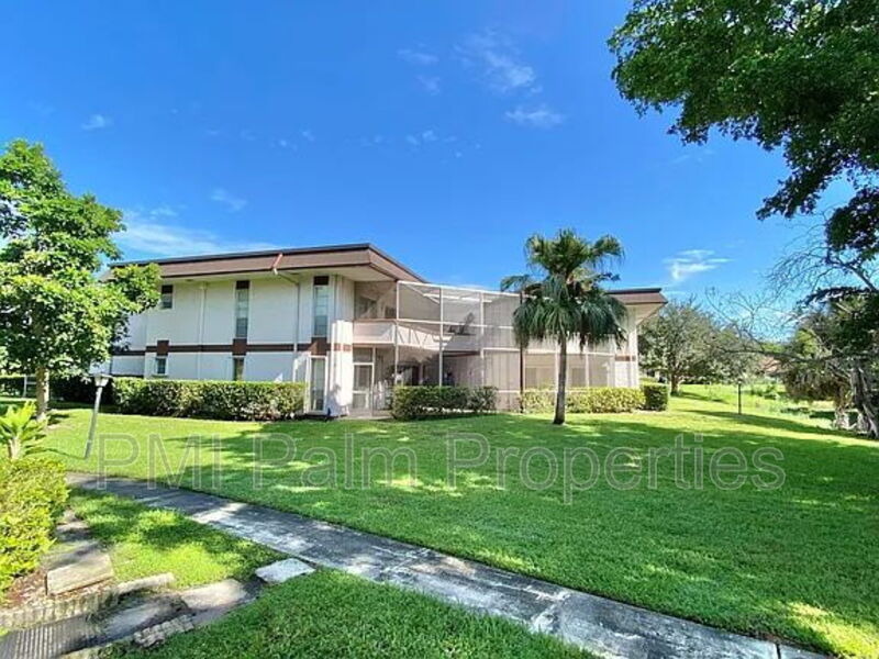 Royal Palm Beach Condo: 7 Greenway Vlg N