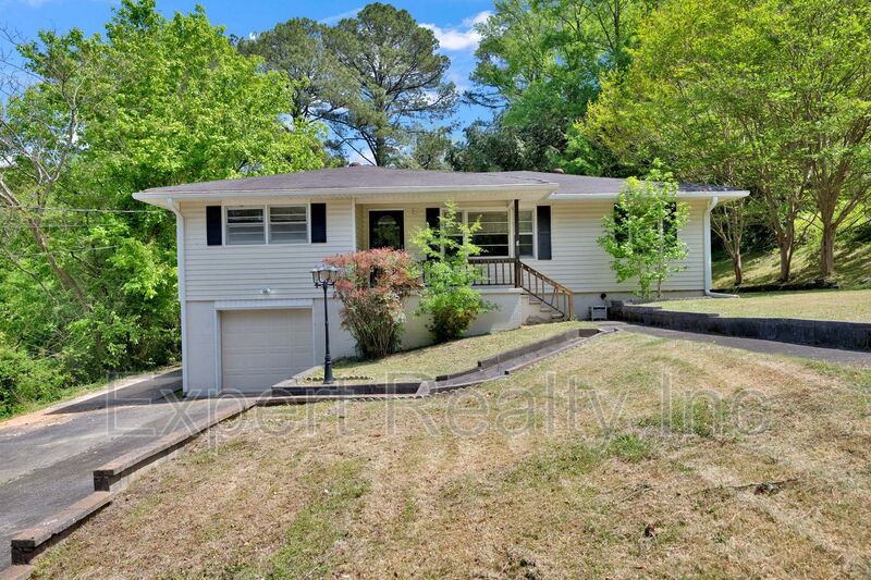 Birmingham House: 2249 4th Pl Cir NE