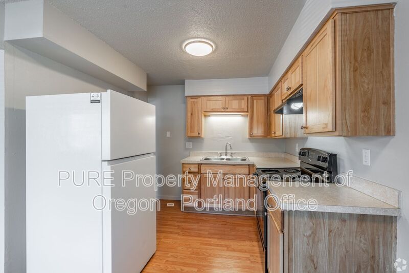 Keizer House: 760 Plymouth Drive NE - 42