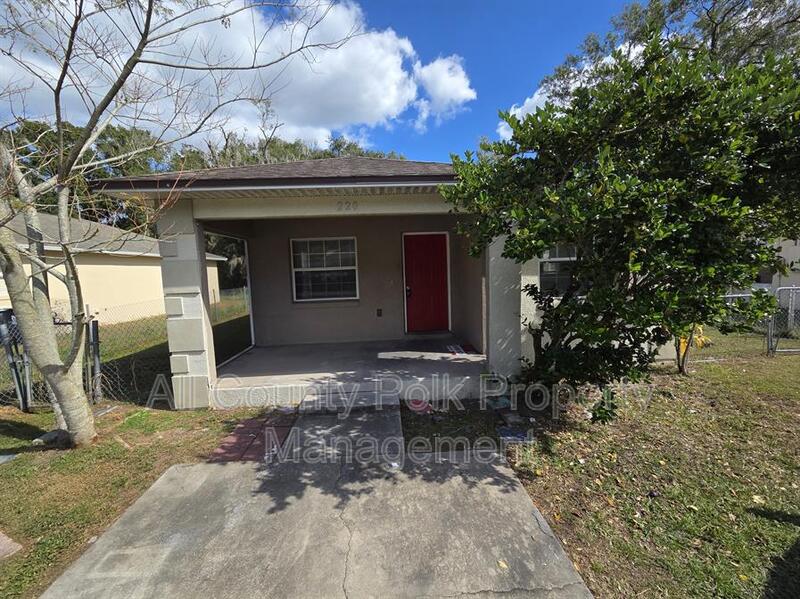 Lakeland House: 220 S Eastside Dr.