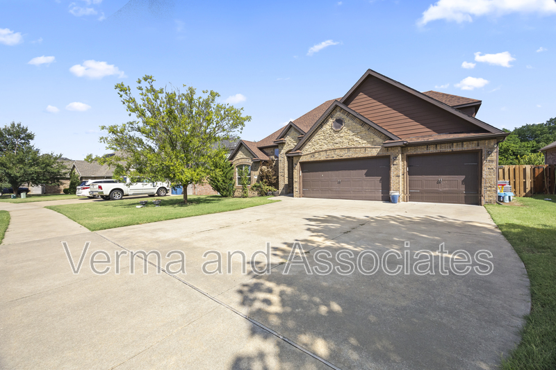 Bentonville House: 4100 SW Deerfield Blvd