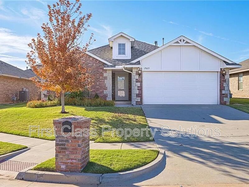 Edmond House: 19613 Allergando Lane