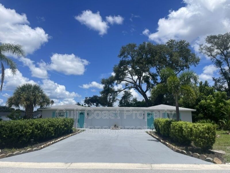 Sarasota House: 2227 Montclair Dr