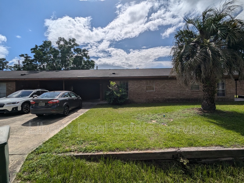 Hinesville Condo: 979 Live Oak Dr
