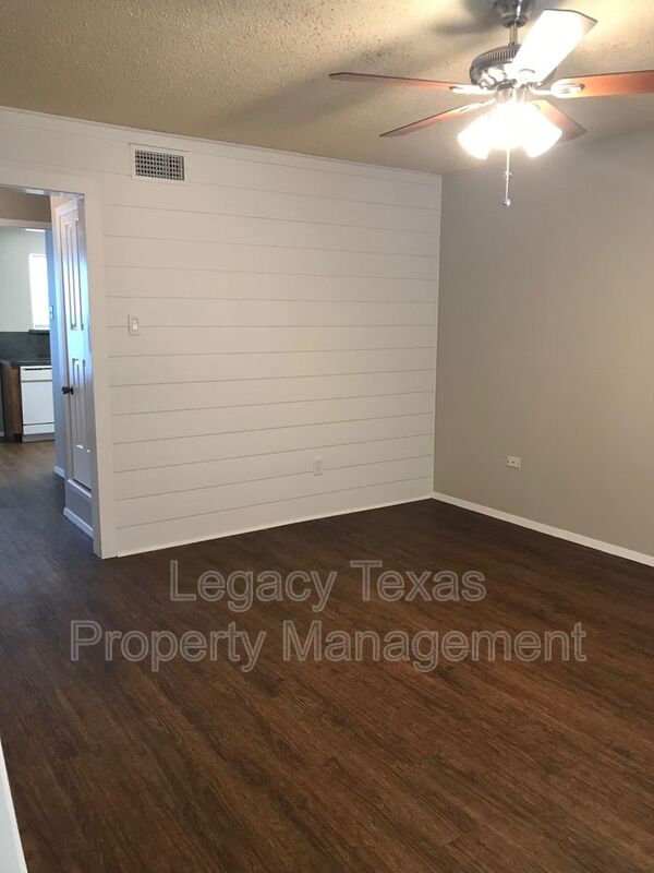 CLEBURNE House: 1409 A COURTNEY PL