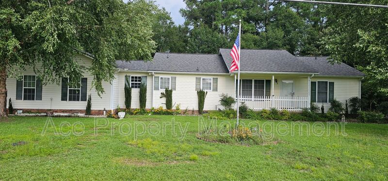 Raeford House: 557 N Parker Church Road