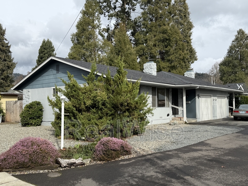 Grants Pass Townhome: 431 NE Candy Ln