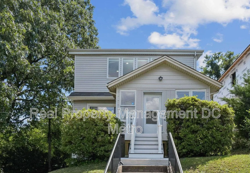 Washington House: 1339 Irving Street NE