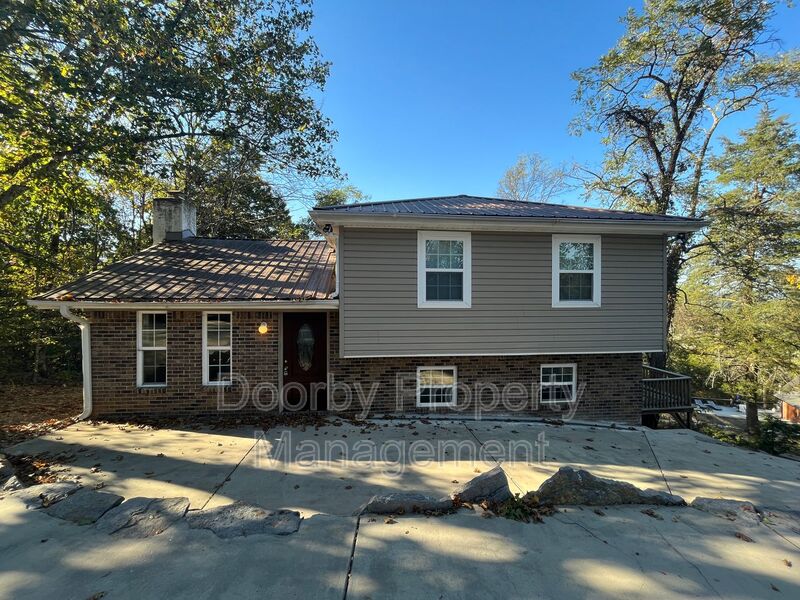 Hixson House: 6619 Fairview Rd