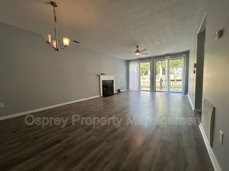 Introducing a charming 2 bedroom, 2 bathroom condo  - Photo 4