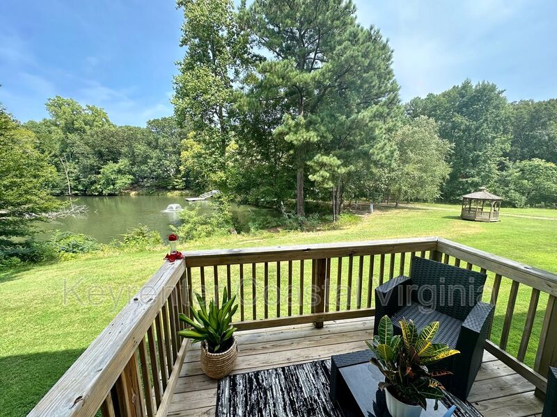 Smithfield Townhome: 605 Lakeview Cove