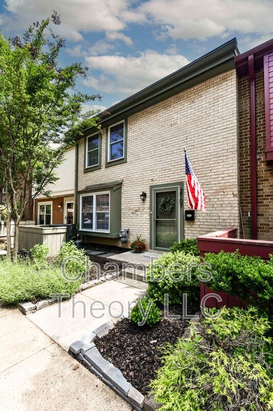Reston House: 2107 Golf Course Dr