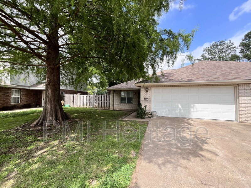 Fayetteville Condo: 886 N Daisy Ln