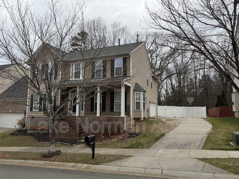 Huntersville House: 15622 Troubadour Lane