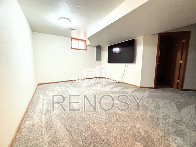 Waukee House: 330 NE Cardinal Ln