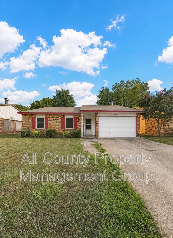 Grand Prairie House: 1305 Clark Trail