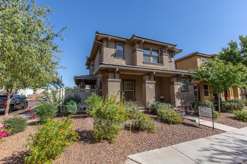 Gilbert House: 928 S Hawk Ln