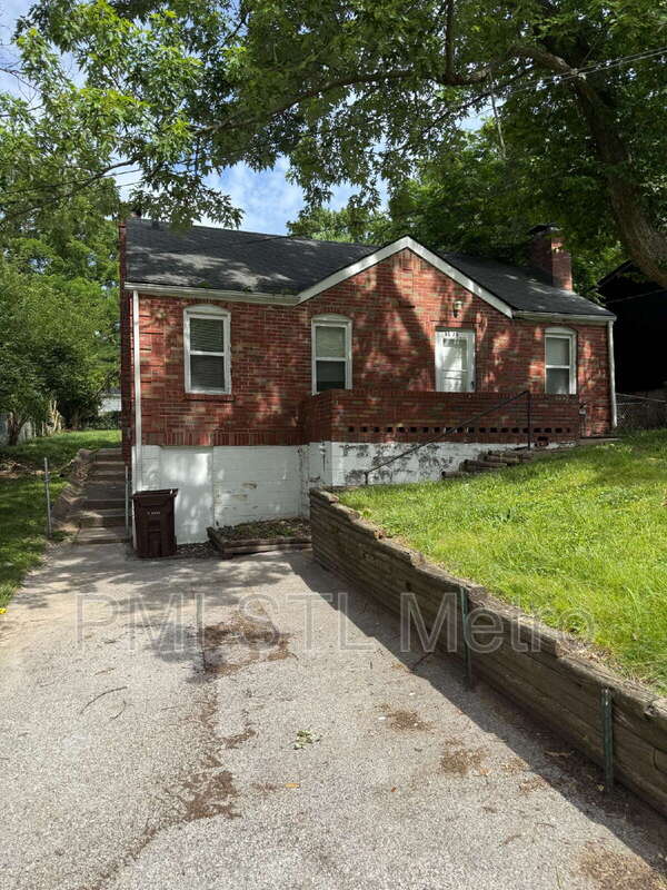 Saint Louis House: 6170 Emerald Avenue
