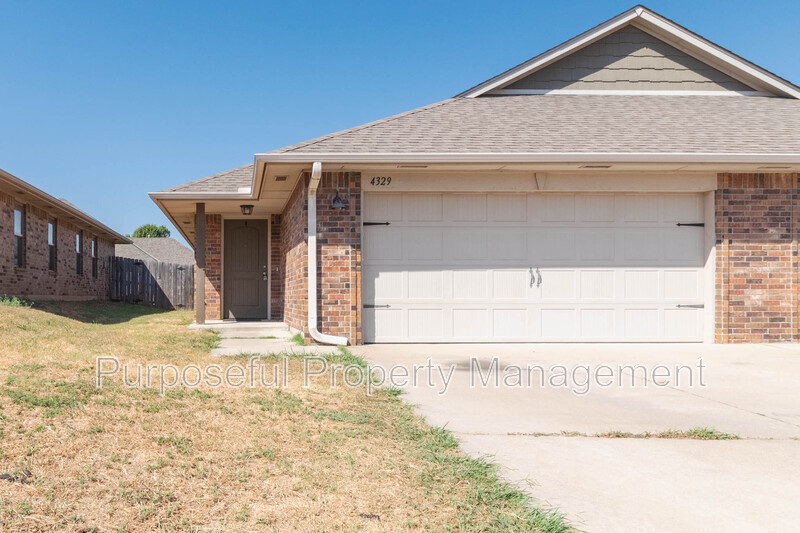 Del City House: 4329 Edinburg Way