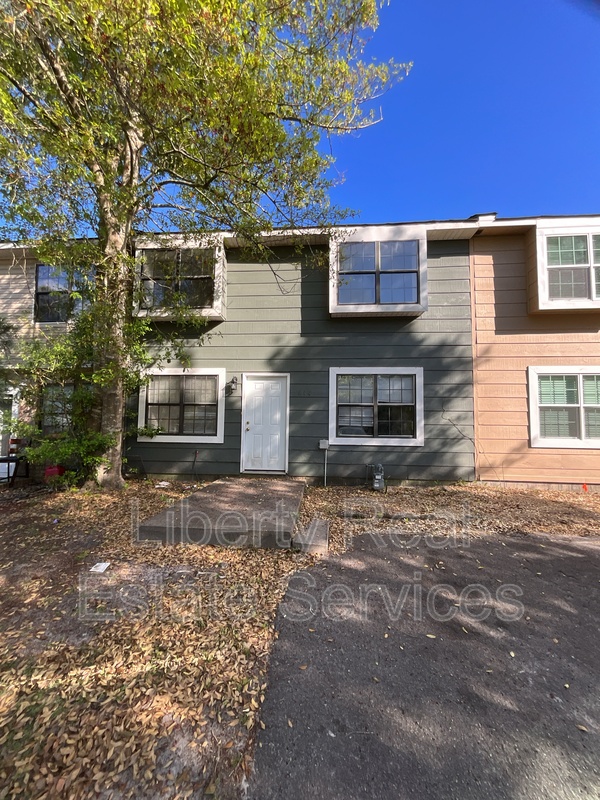 Hinesville House: 814 Lesa St