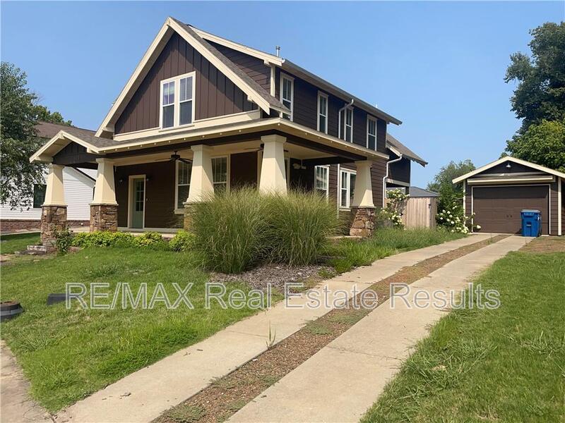 Bentonville House: 103 SE G Ct