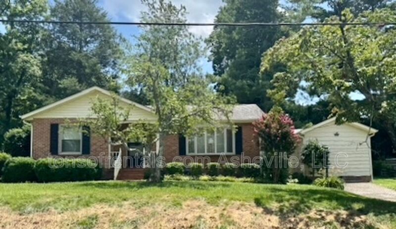 Hendersonville House: 900 Hebron Road