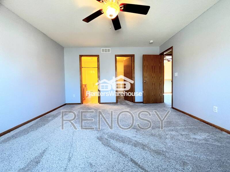 Waukee House: 330 NE Cardinal Ln