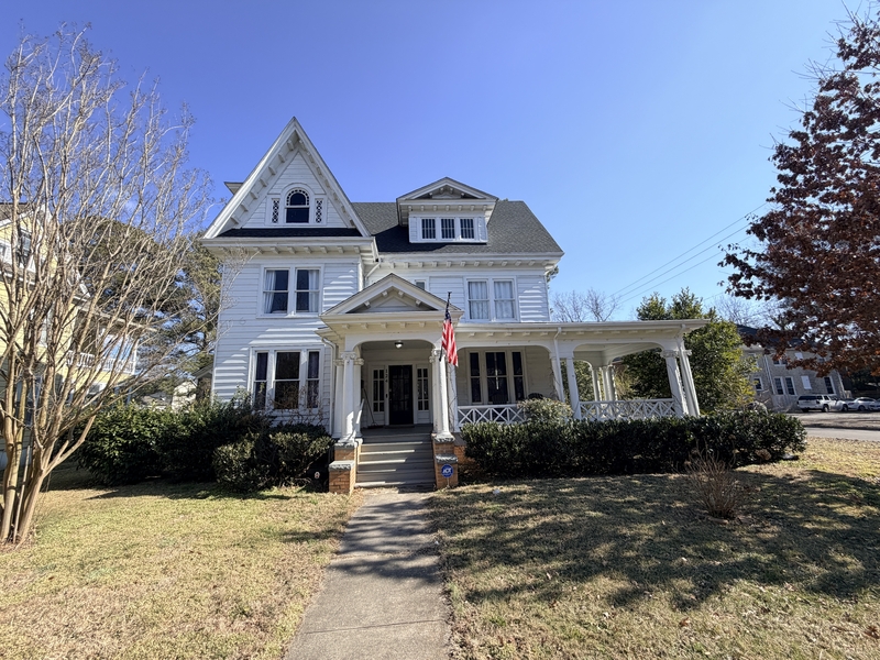 Suffolk House: 124 Linden Avenue