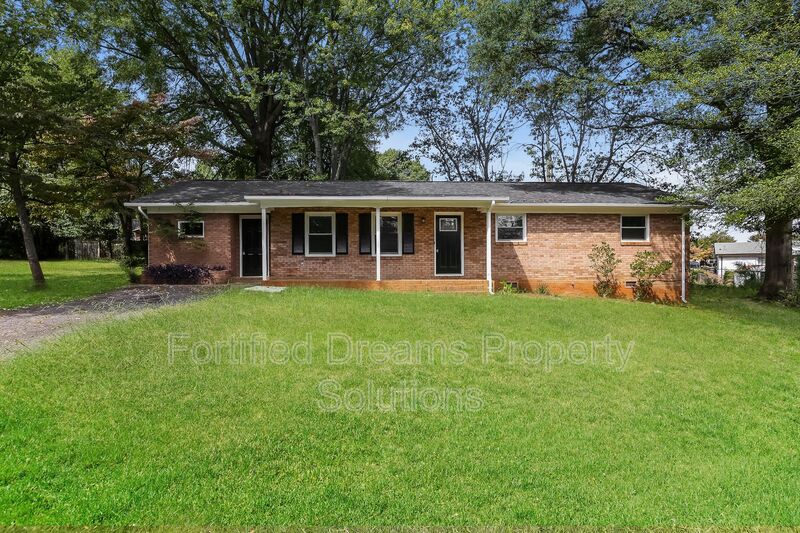 Statesville House: 1141 Carolina Cir