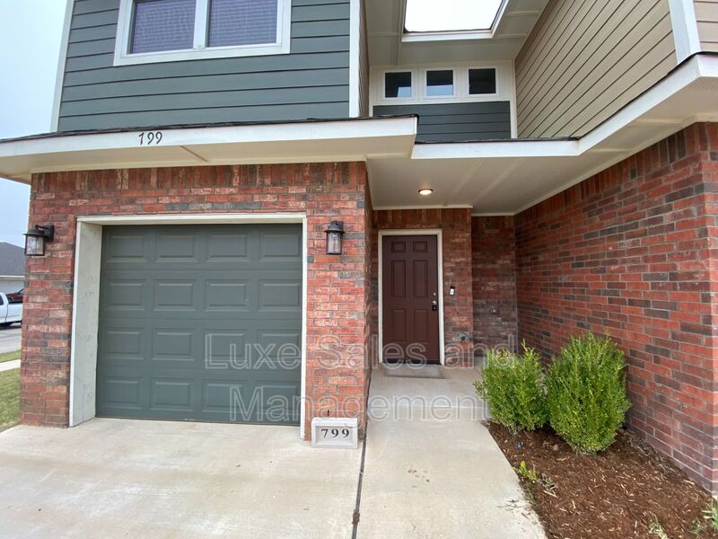 Moore House: 799 SW 14th St