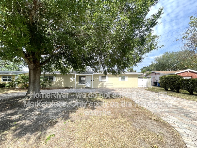 Saint Petersburg House: 7265 17th St N