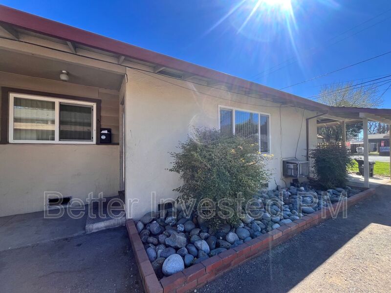 Ukiah Condo: 212 Ford St