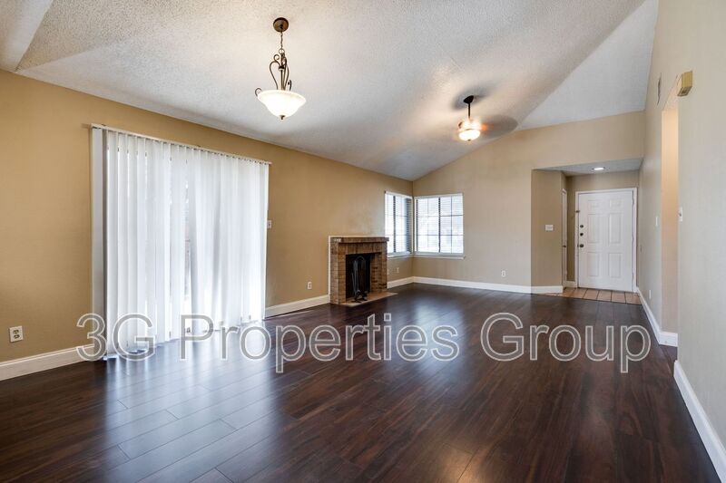 Lewisville House: 613 Hunters Glen St