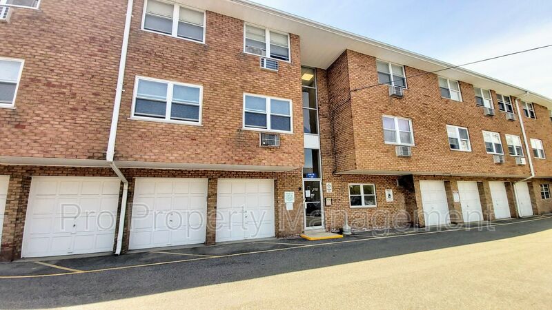 Norwalk House: 1 Walter Avenue