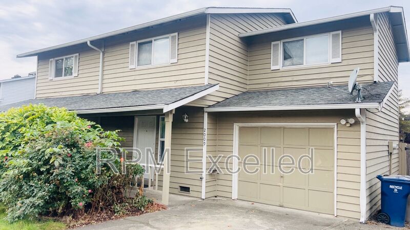 Auburn Condo: 2009 C St SE