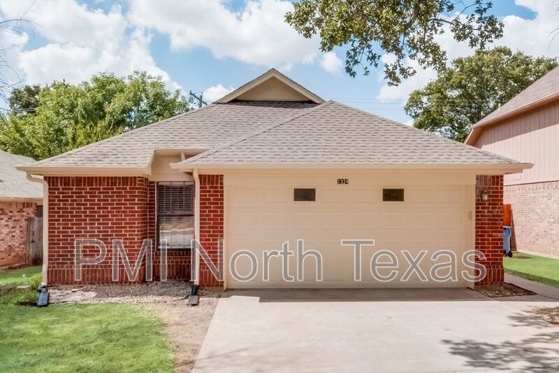 Lewisville House: 1324 Azalia Bnd