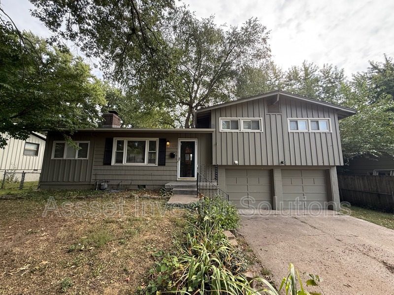 Prairie Village House: 7945 Falmouth St