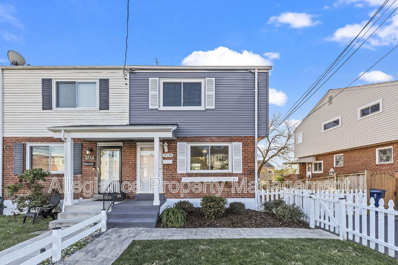 Alexandria House: 3918 Usher Ave