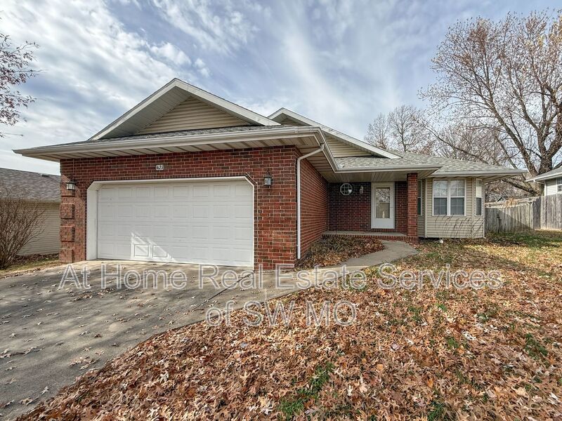 Nixa House: 421 S Devonshire St