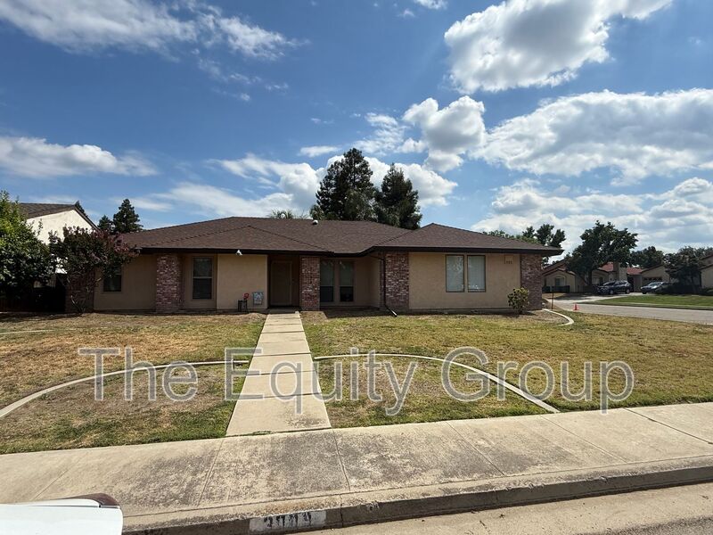 Visalia House: 3009 East Grove Ave