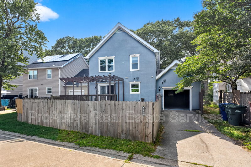 Norfolk House: 1316 Llewellyn Ave